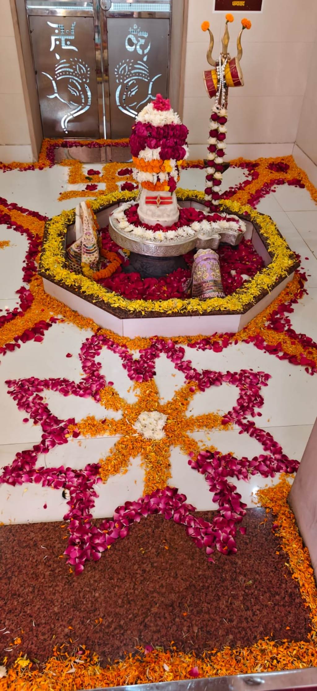 सावन में उमड़े श्रद्धालु आकर्षक सजावट से सजा उमेश्वर महादेव मंदिर